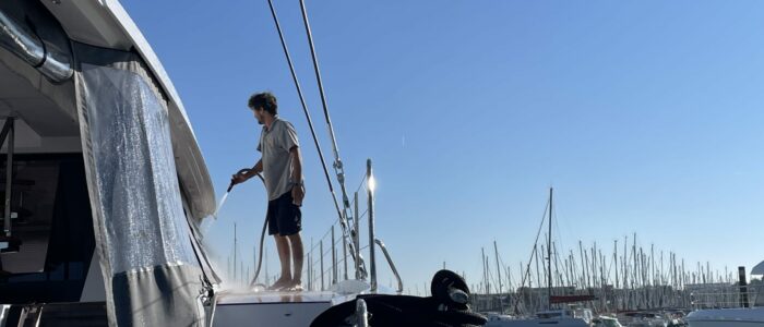 alt="Nettoyage écoresponsable de voilier à La Rochelle"